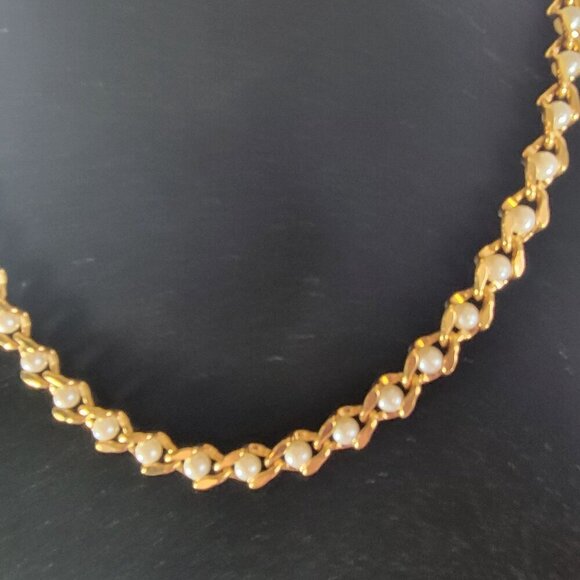 Napier Gold Faux Pearl Classic Mobwife Interlocking Chain 17" Chocker Necklace - Picture 2 of 3